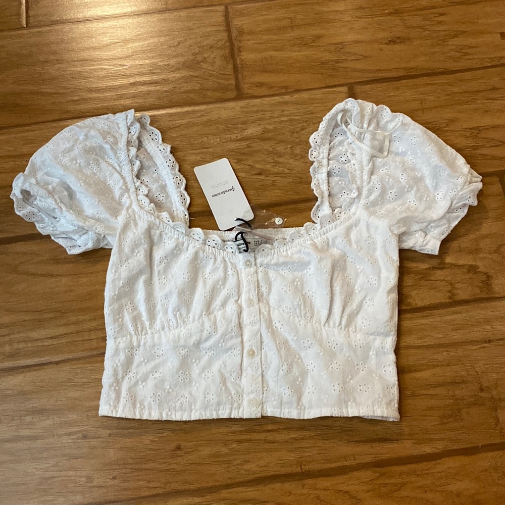 White puffy sleeve crop top